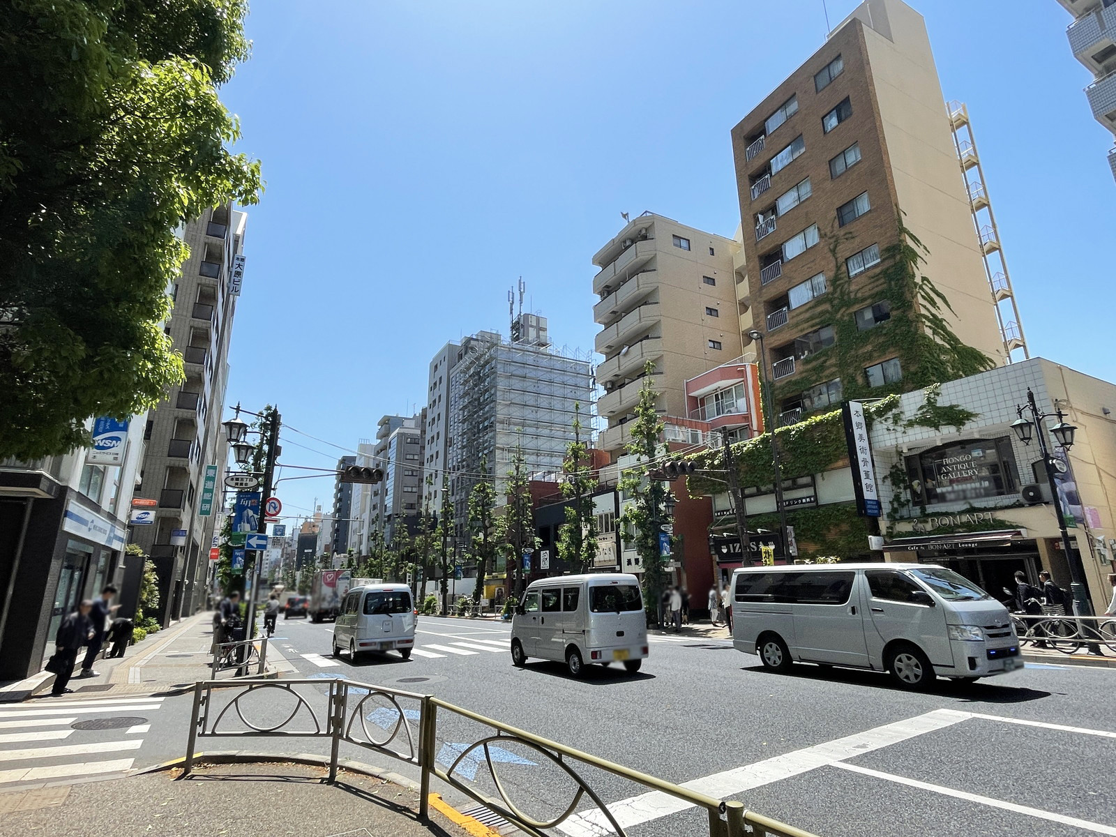 石川ビル前面の本郷通り