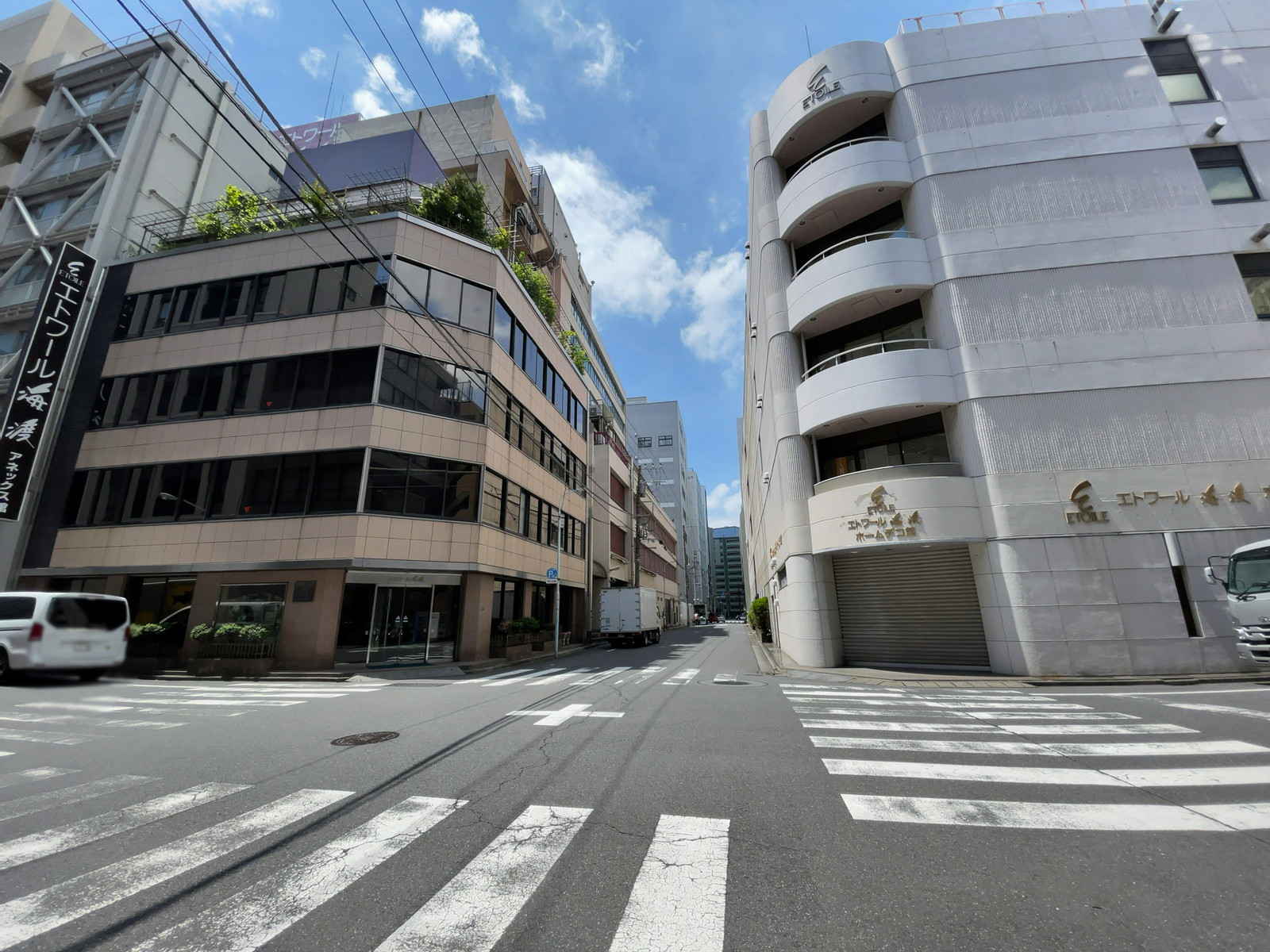 THE CORNER 日本橋 east前面の通り