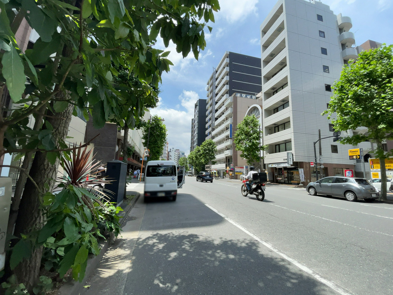 TRUST VALUE 岩本町前面の通り