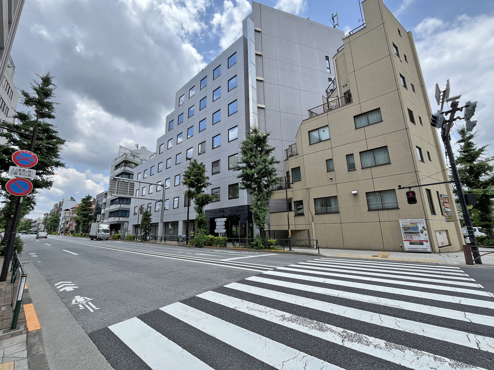 目白NTビル前面の目白通り