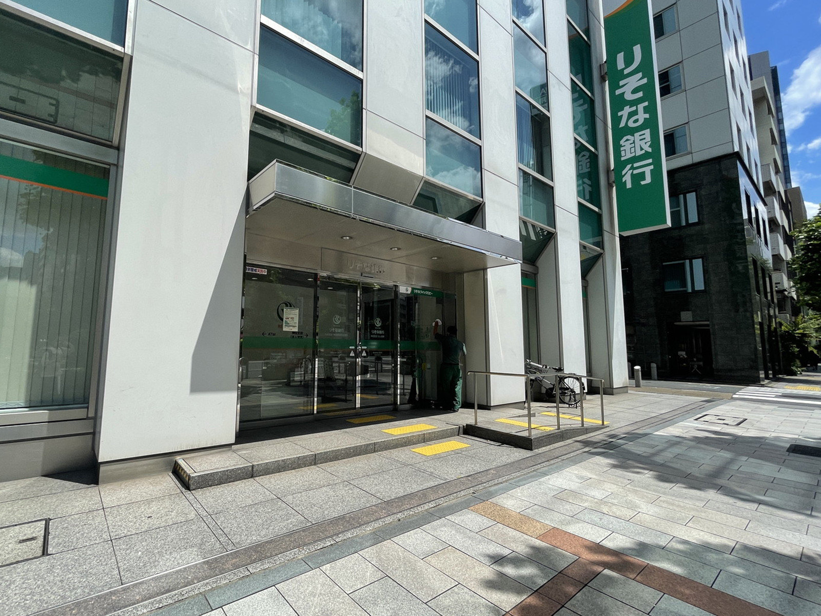 徒歩2分のりそな銀行 神田支店