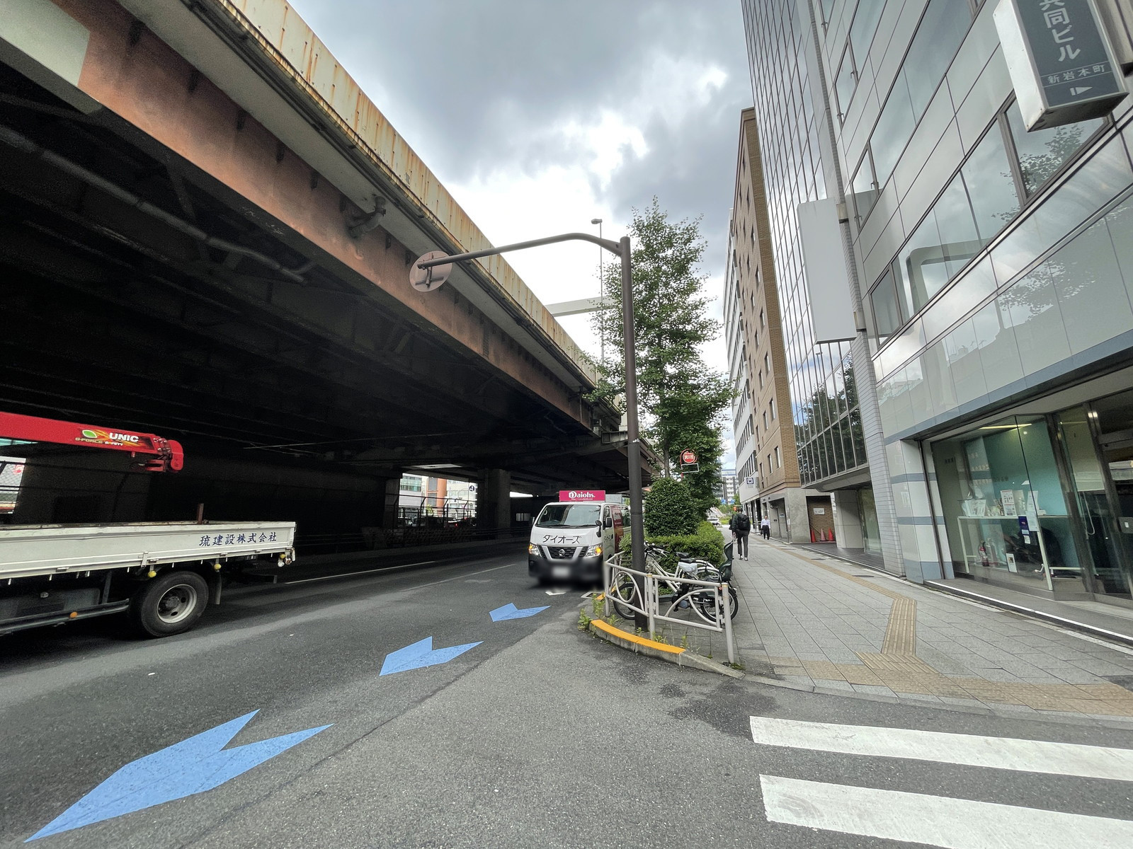 ビリーフ岩本町前面の通り