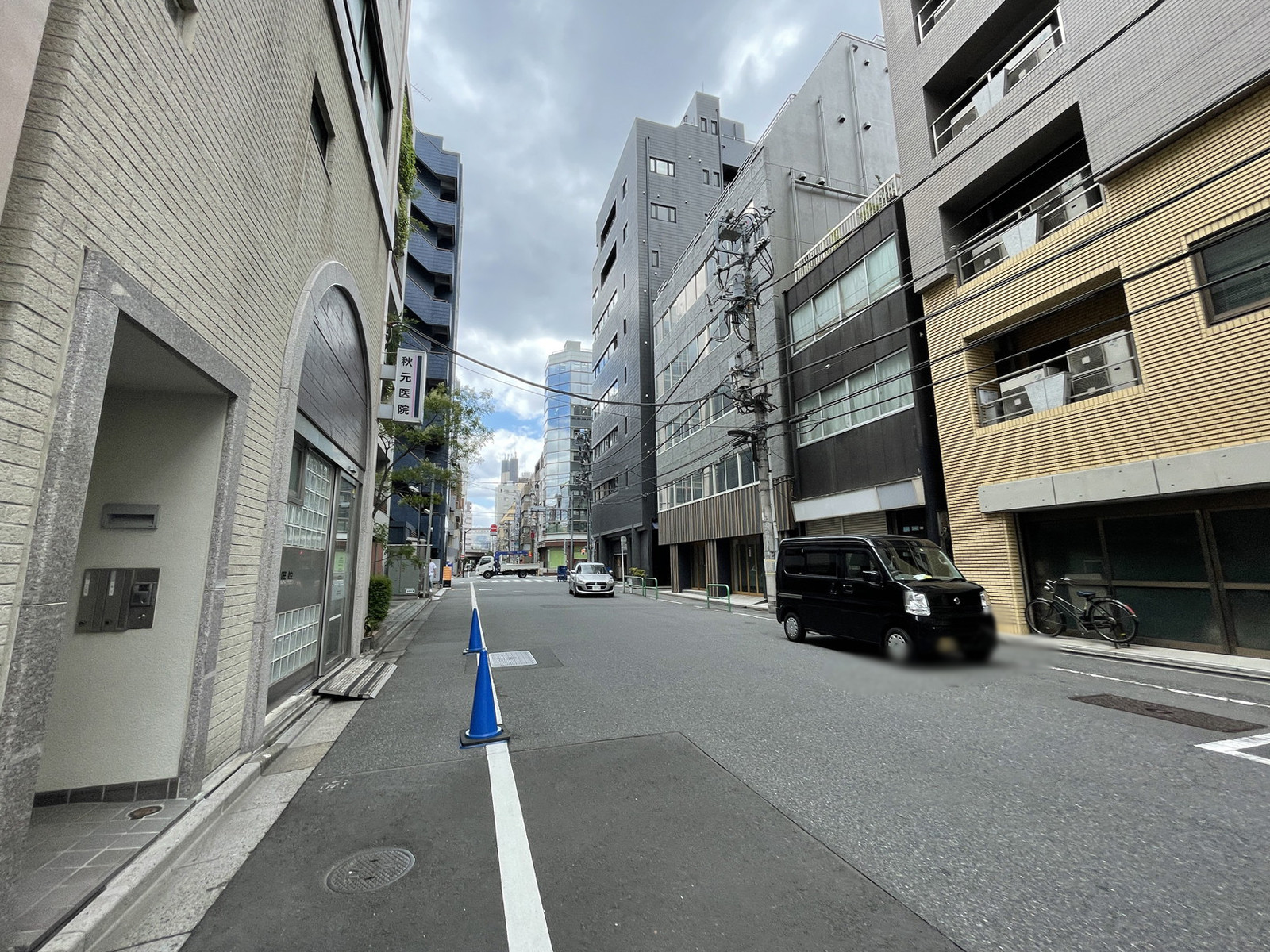 U biz 神田千桜前面の通り