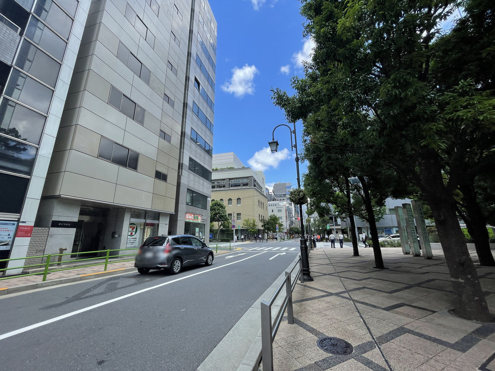 斉丸日本橋本石町ビル前面の通り