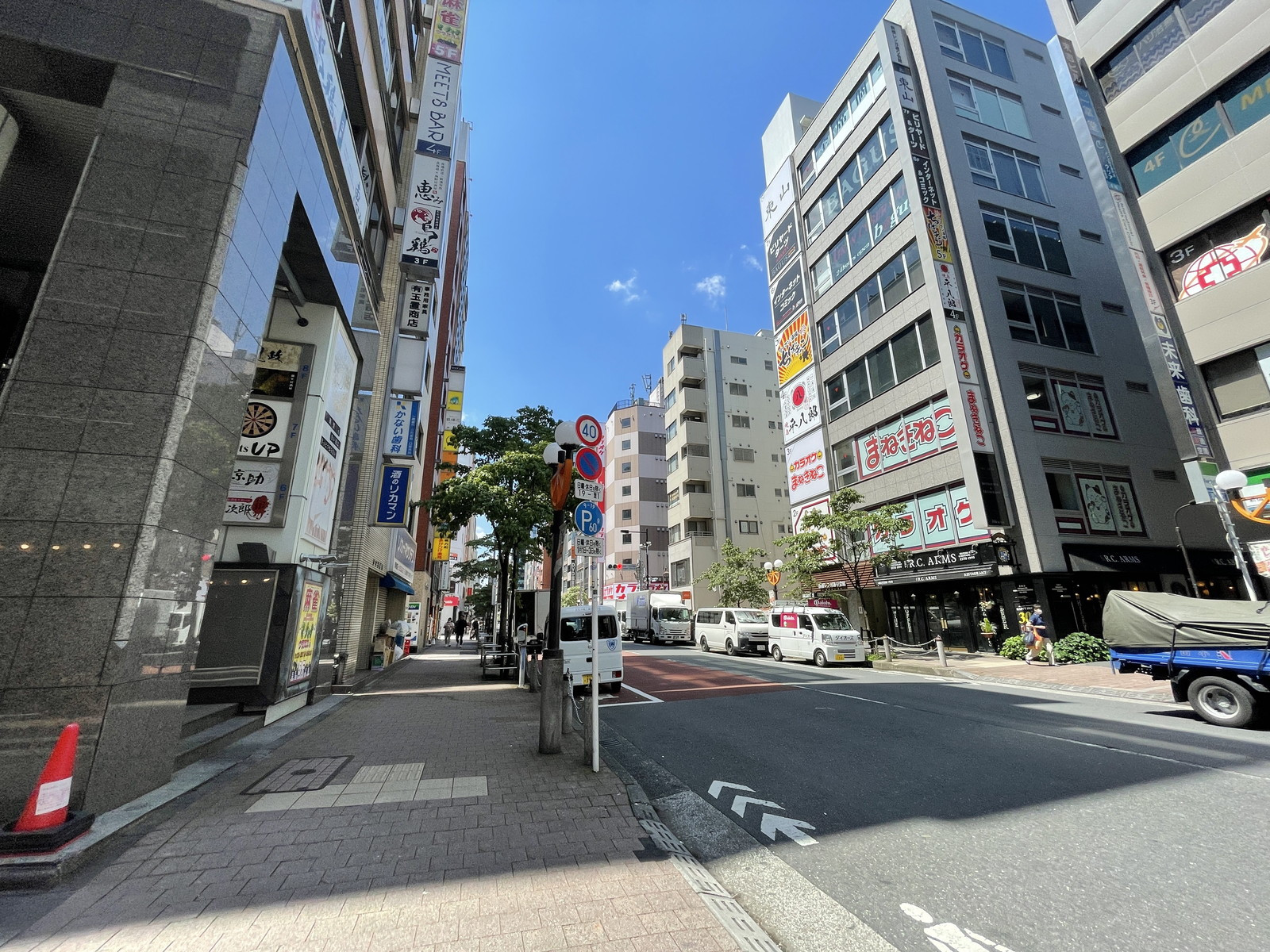 末吉ビル前面の通り