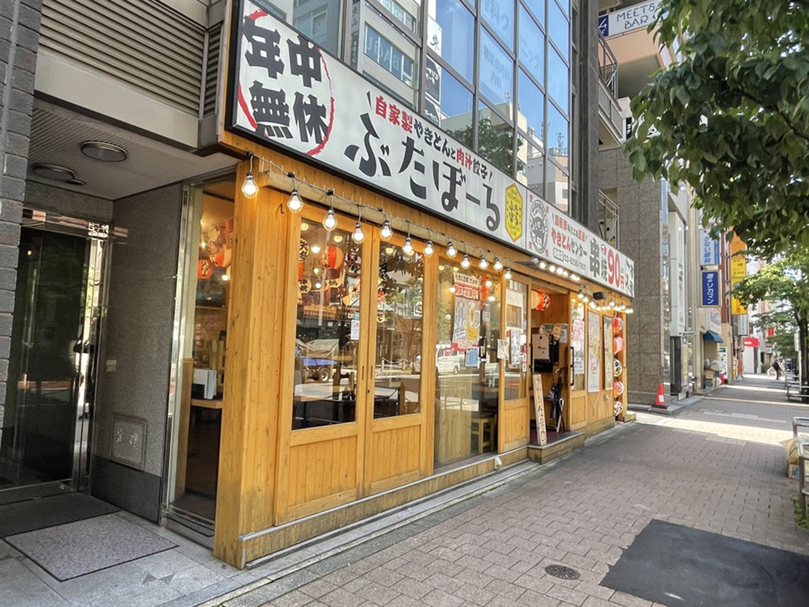 周辺には飲食店が点在