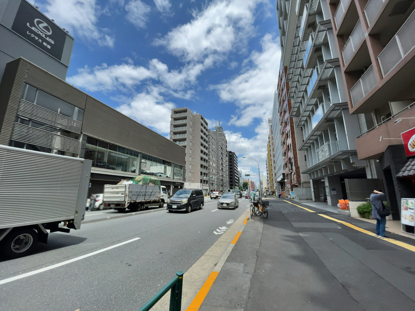 新宿太陽ビル前面の通り