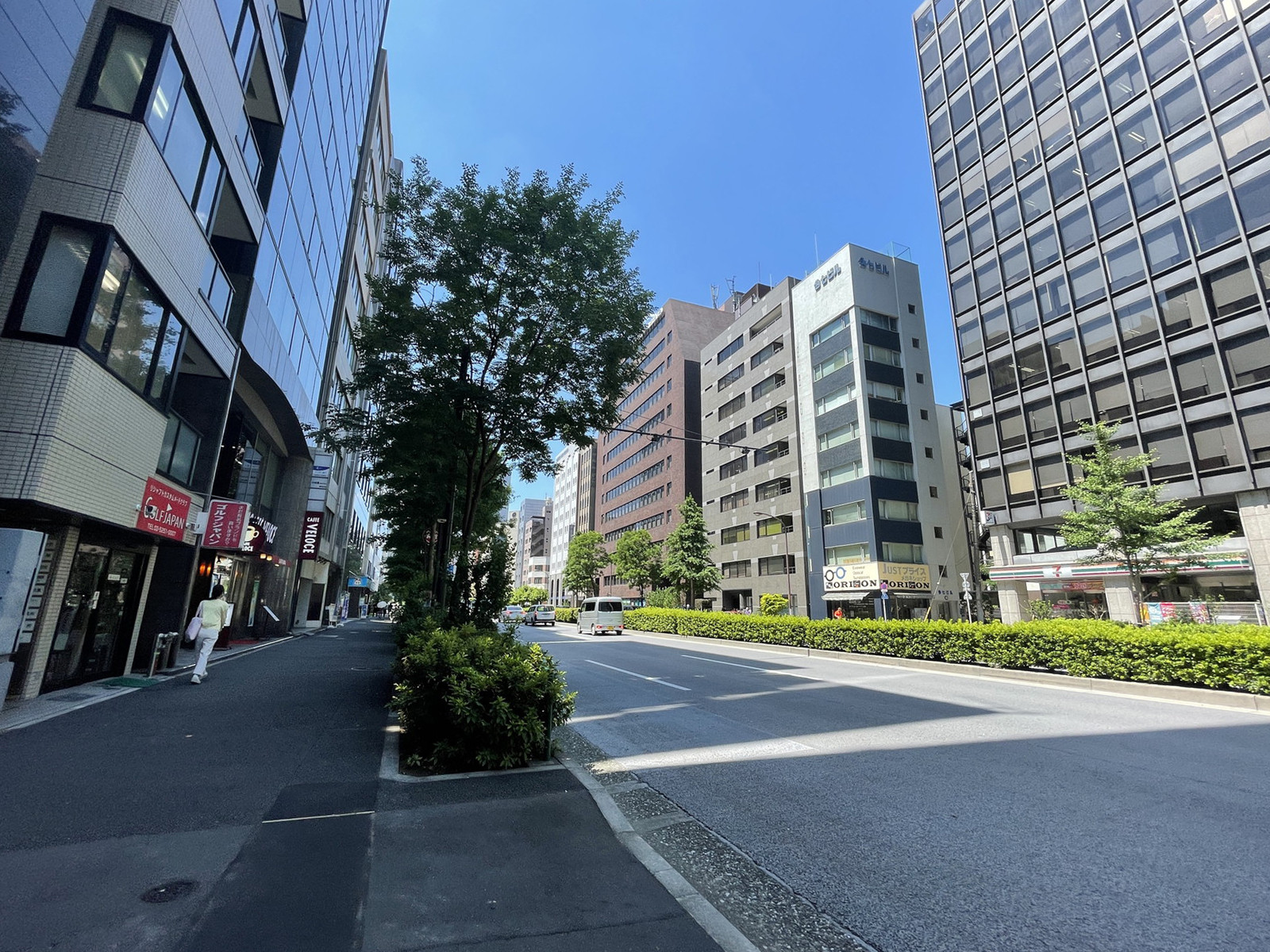 長友ランディックビル前面の通り