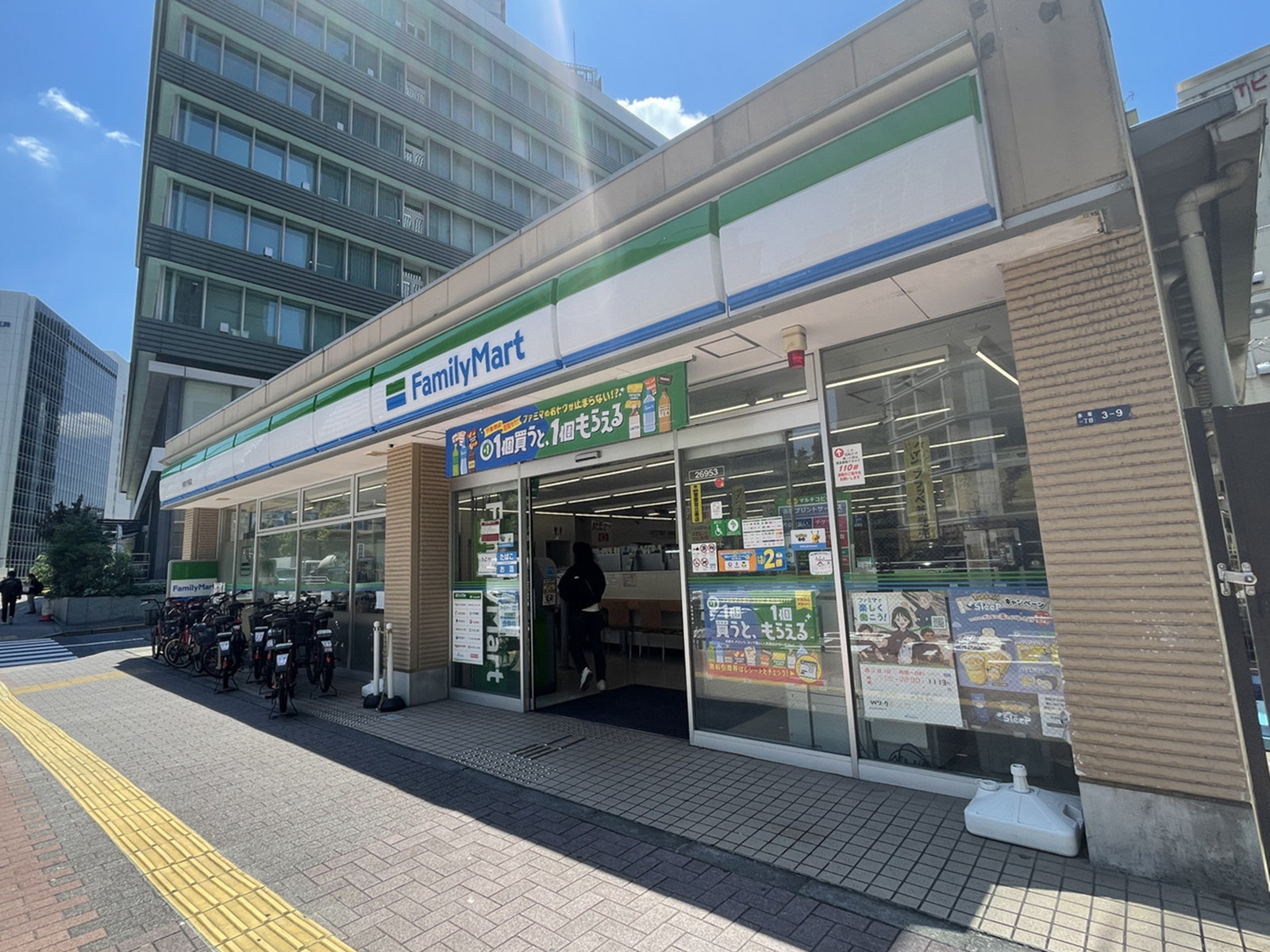 徒歩2分のファミリーマート特許庁前店