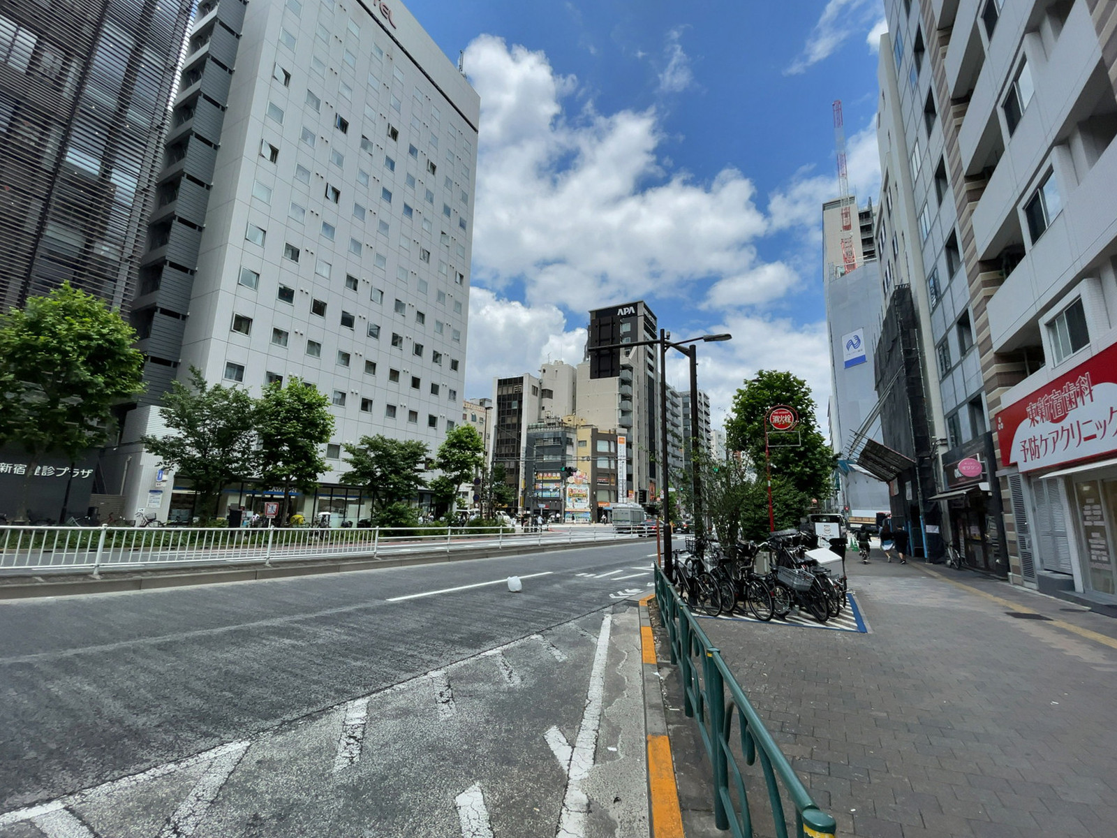 新宿福智ビル前面の通り