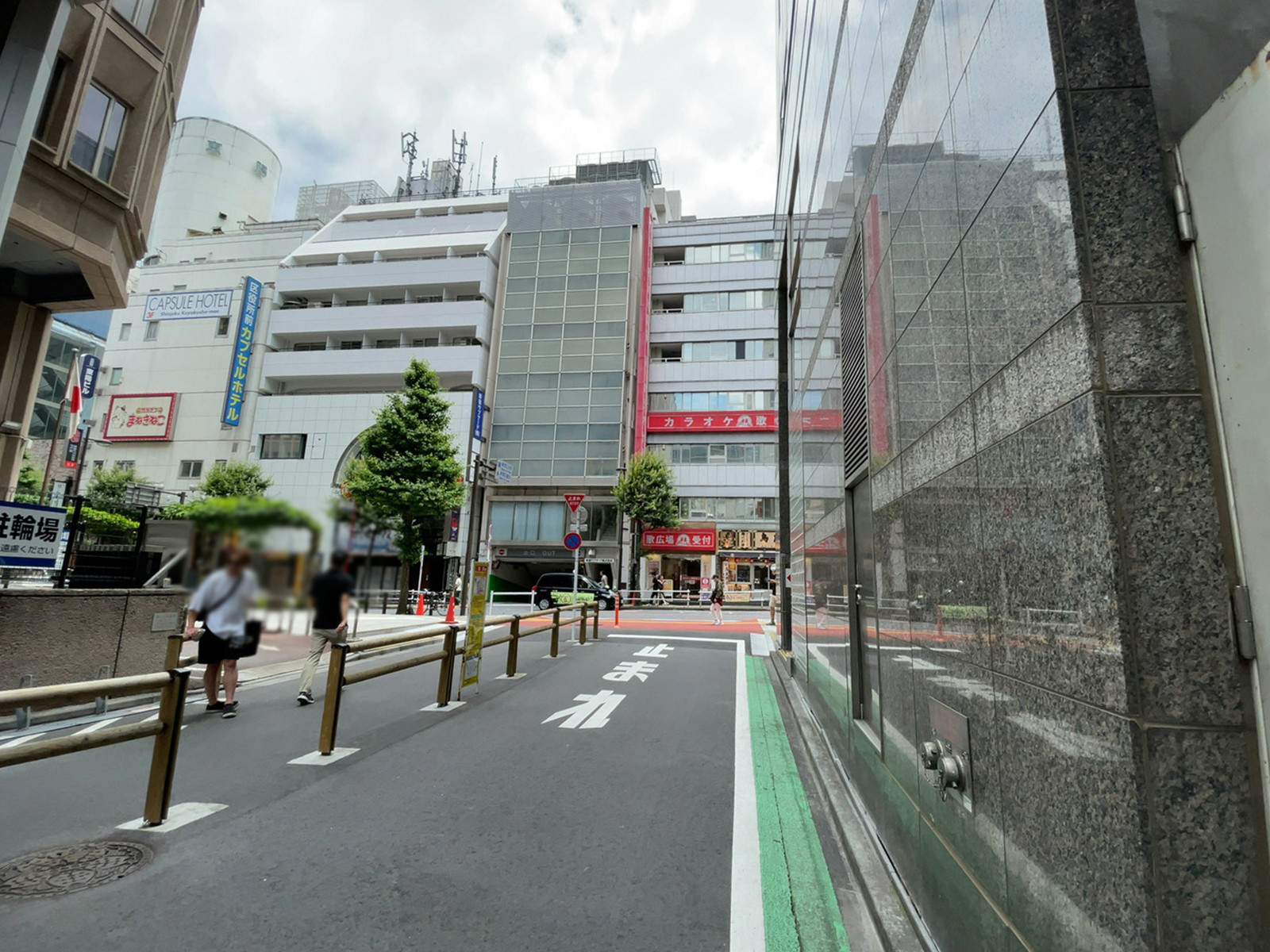 新宿ノアビル前面の通り