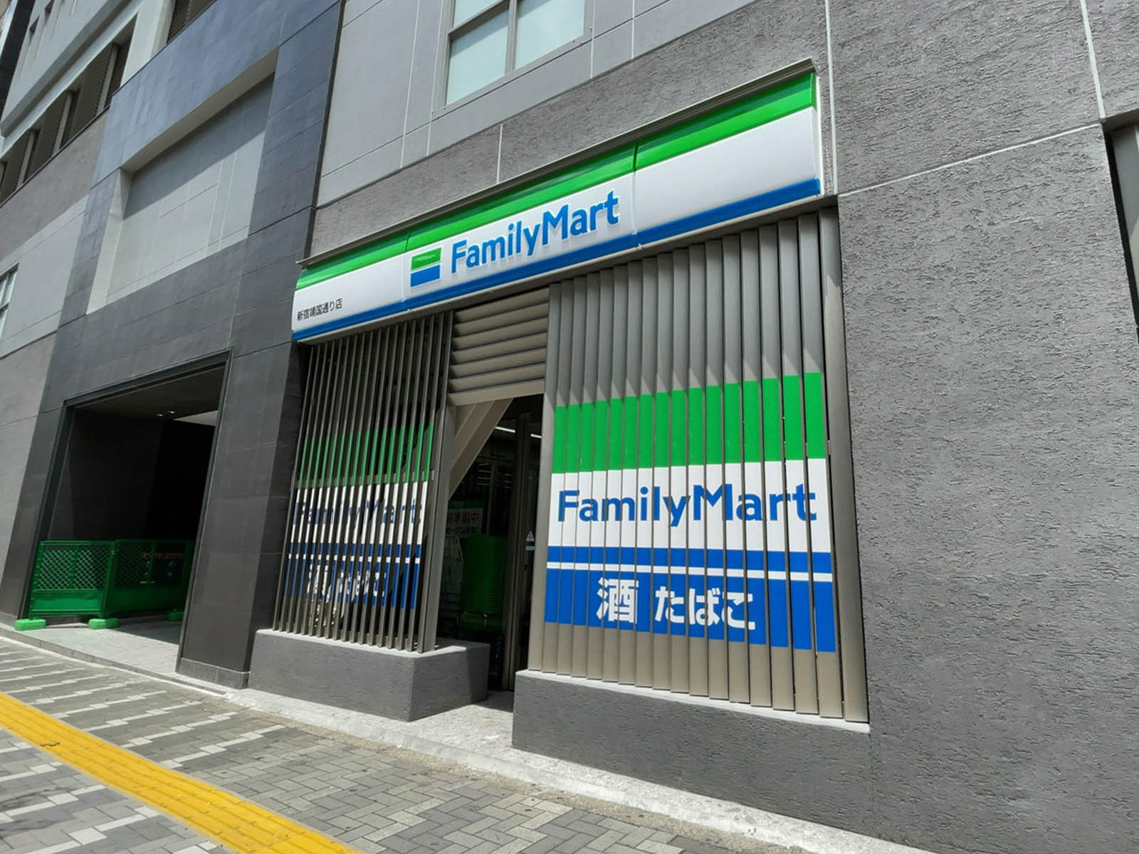 徒歩3分のファミリーマート 新宿靖国通り店
