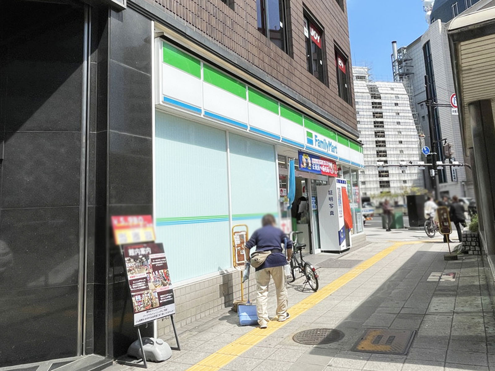 徒歩1分のファミリーマート 谷町三丁目店