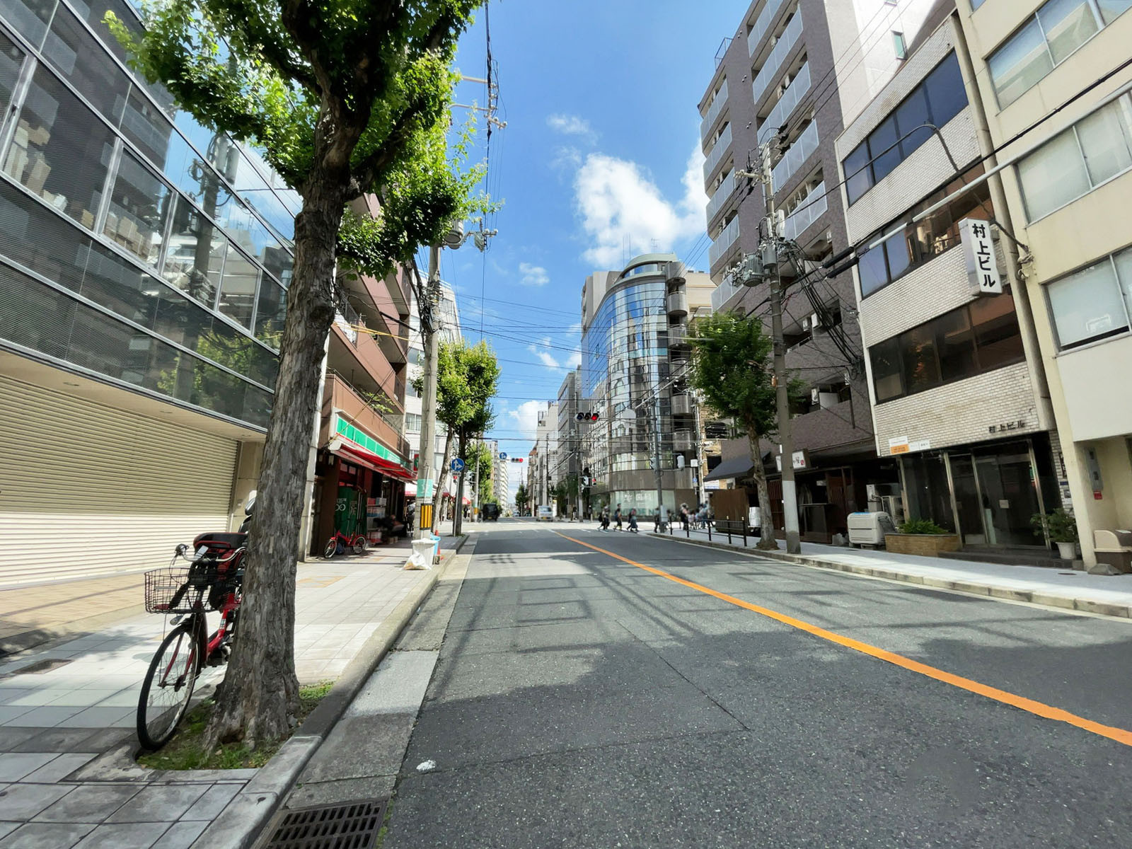 交徳ビル前面の通り