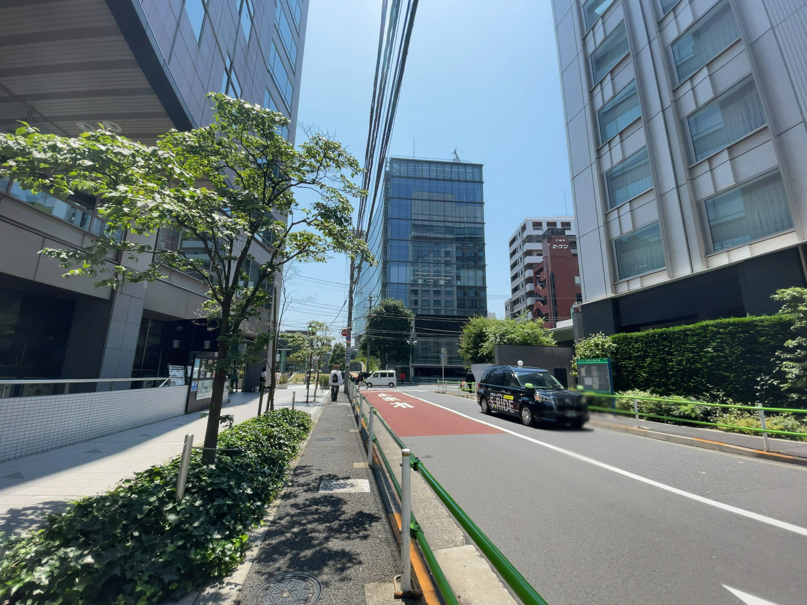 青葉六本木ビルディング前面の通り