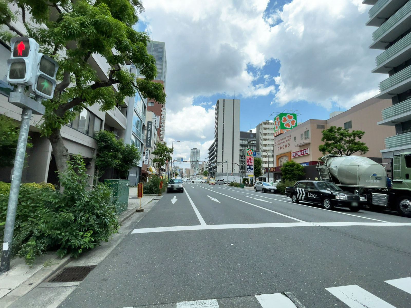 グラン・コープ東高麗橋前面の通り