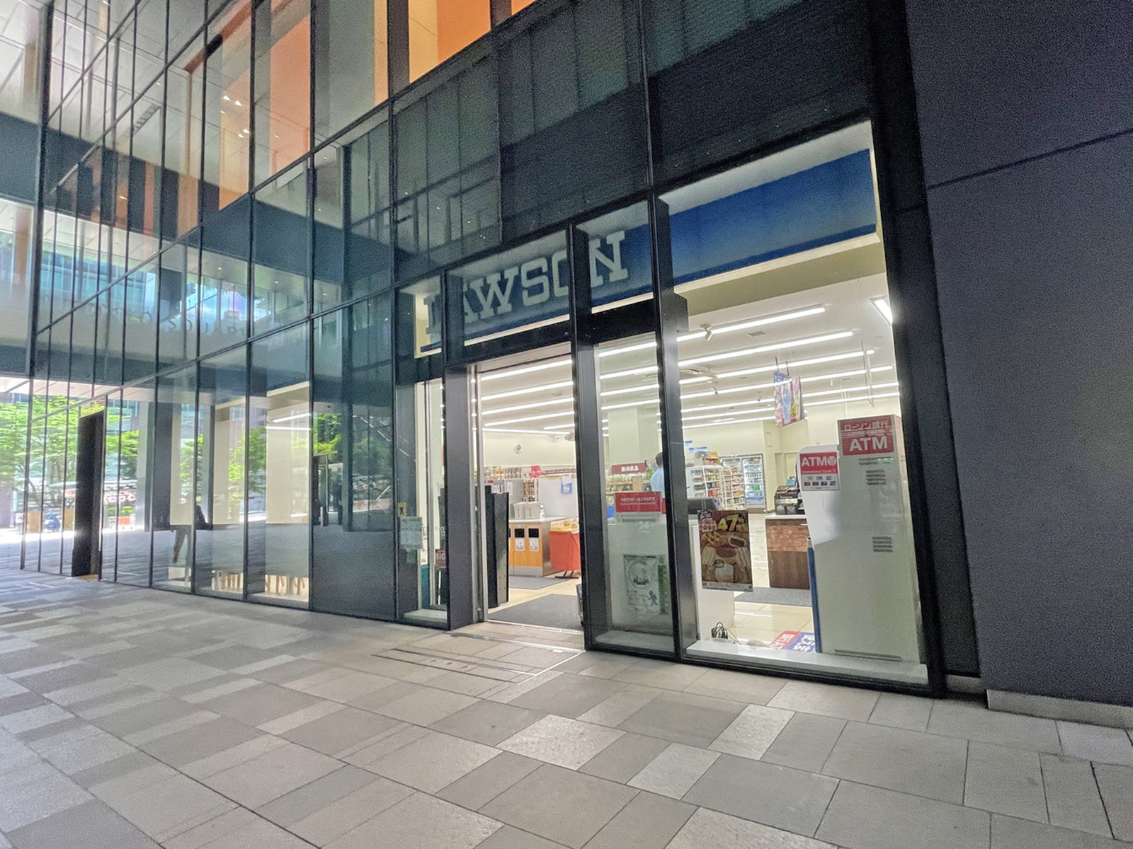 徒歩2分のローソン 東京スクエアガーデン店