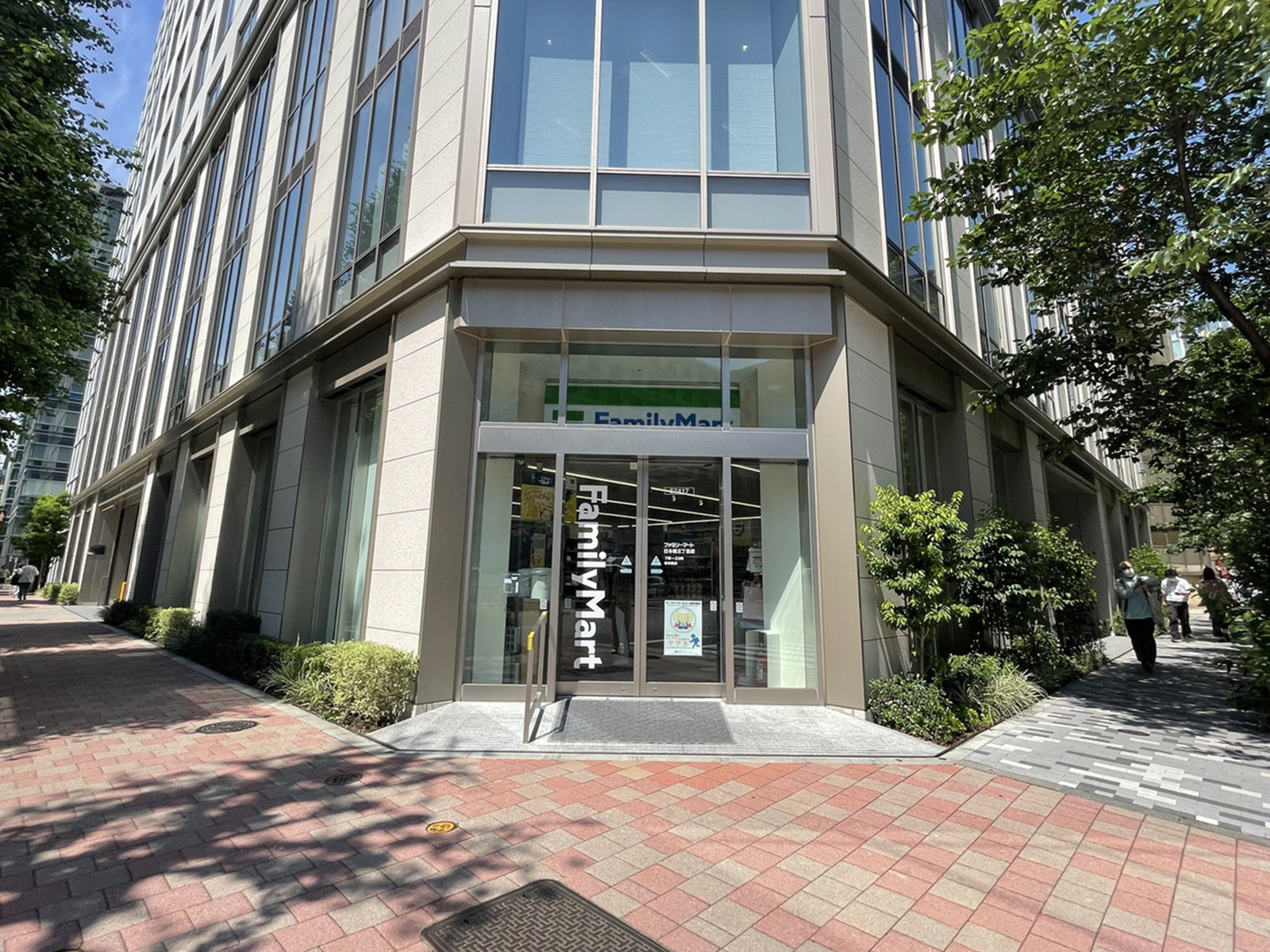 徒歩4分のファミリーマート日本橋3丁目店