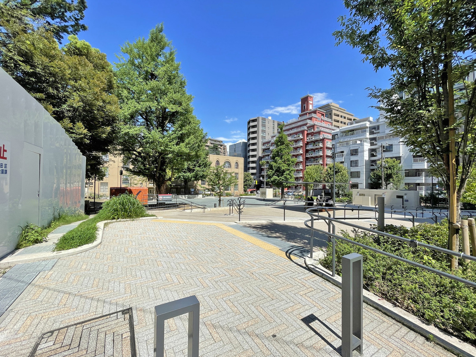 向かいの千代田区立 東郷元帥記念公園