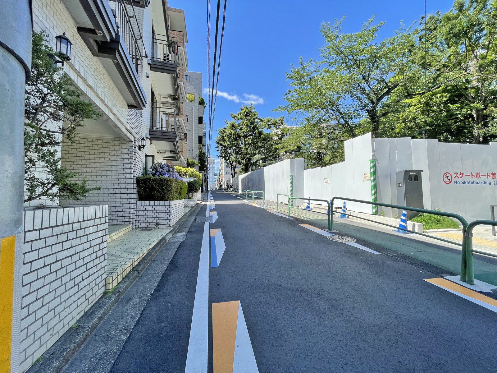 クレール東郷坂ビル前面の通り