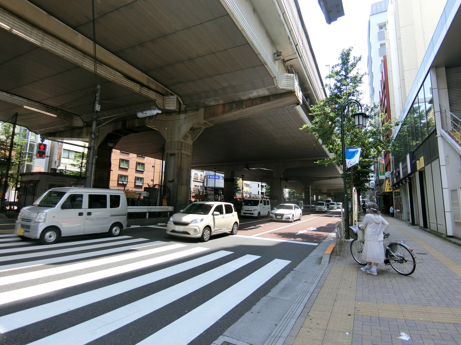 ビル前の甲州街道