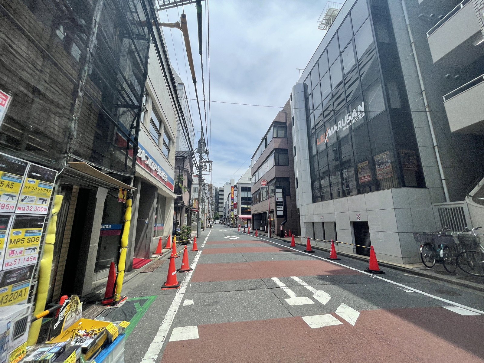 末広ビル前面の通り