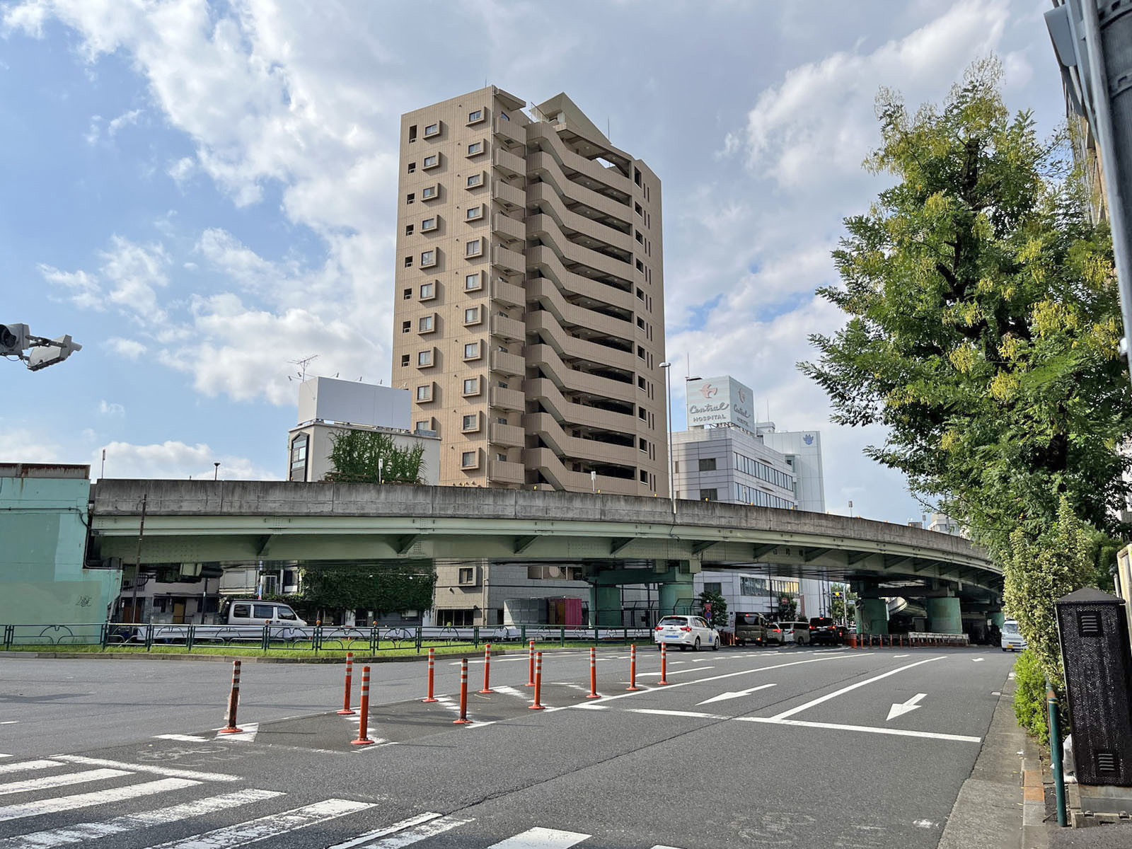 神泉風來ビル前面の山手通り