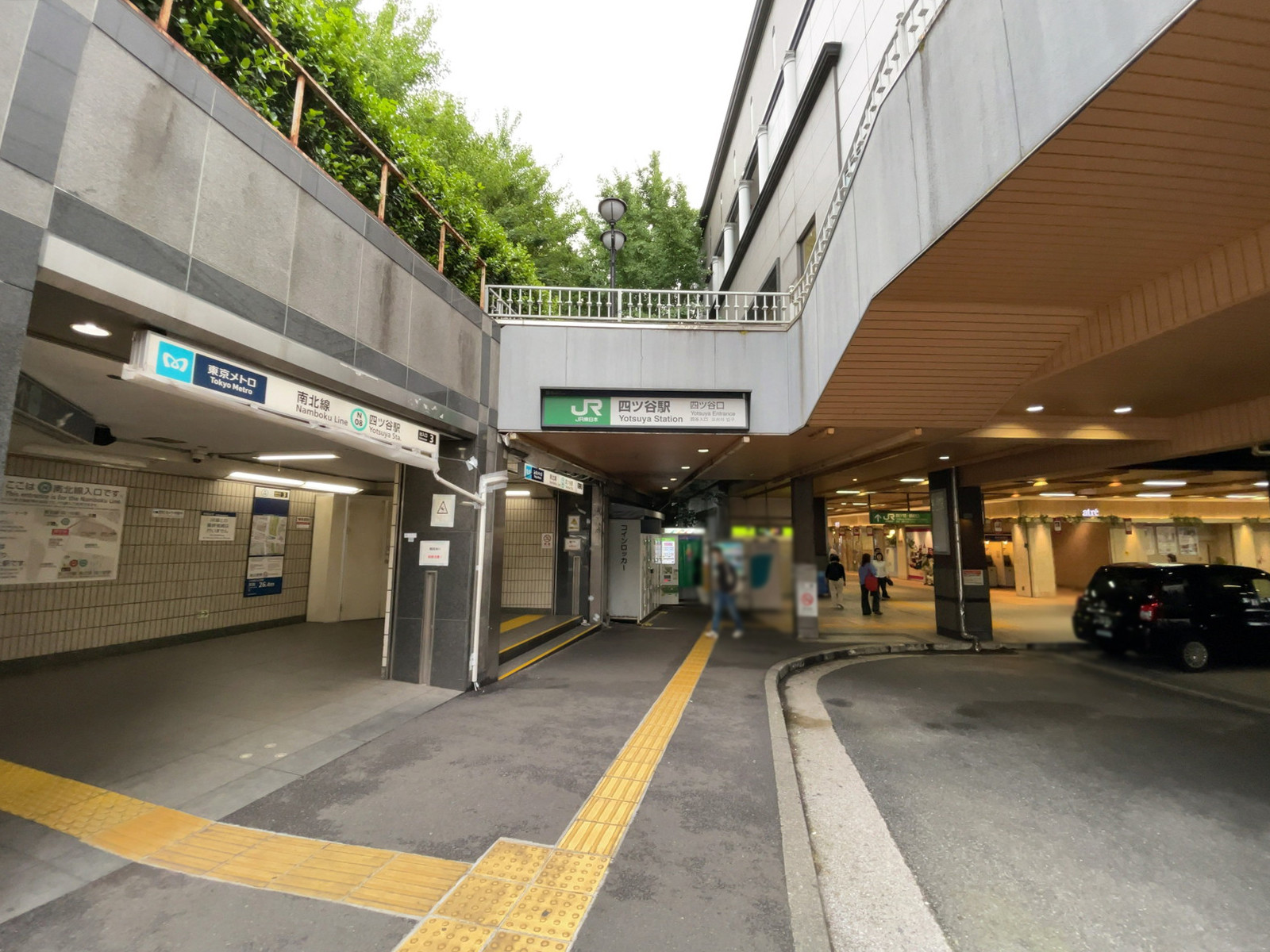 最寄りの「四ツ谷駅」