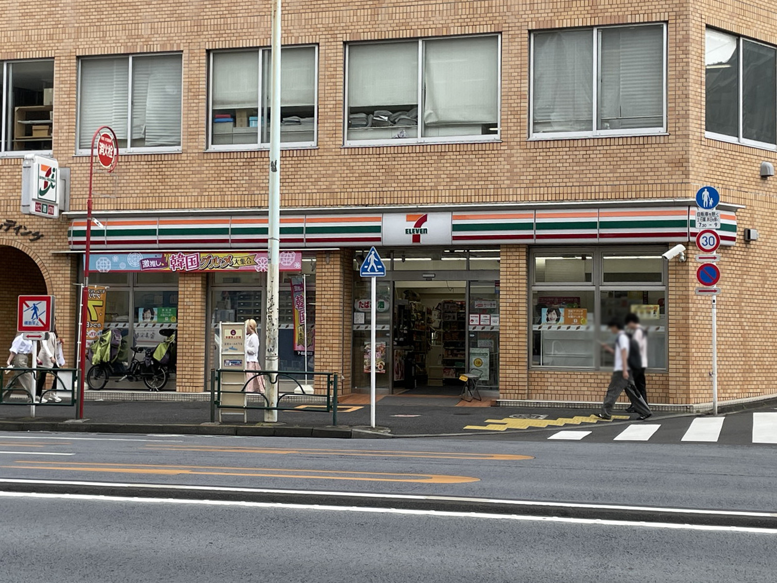 付近のセブンイレブン 新宿曙橋駅西店