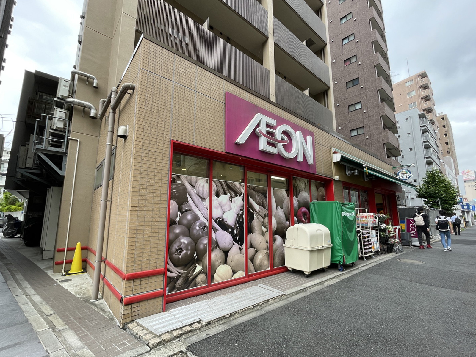 至近のまいばすけっと 新宿住吉町店