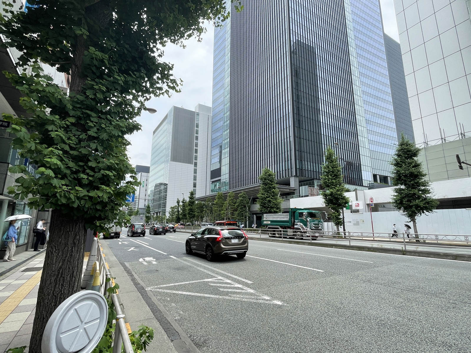 セブン三田ビル前面の第一京浜