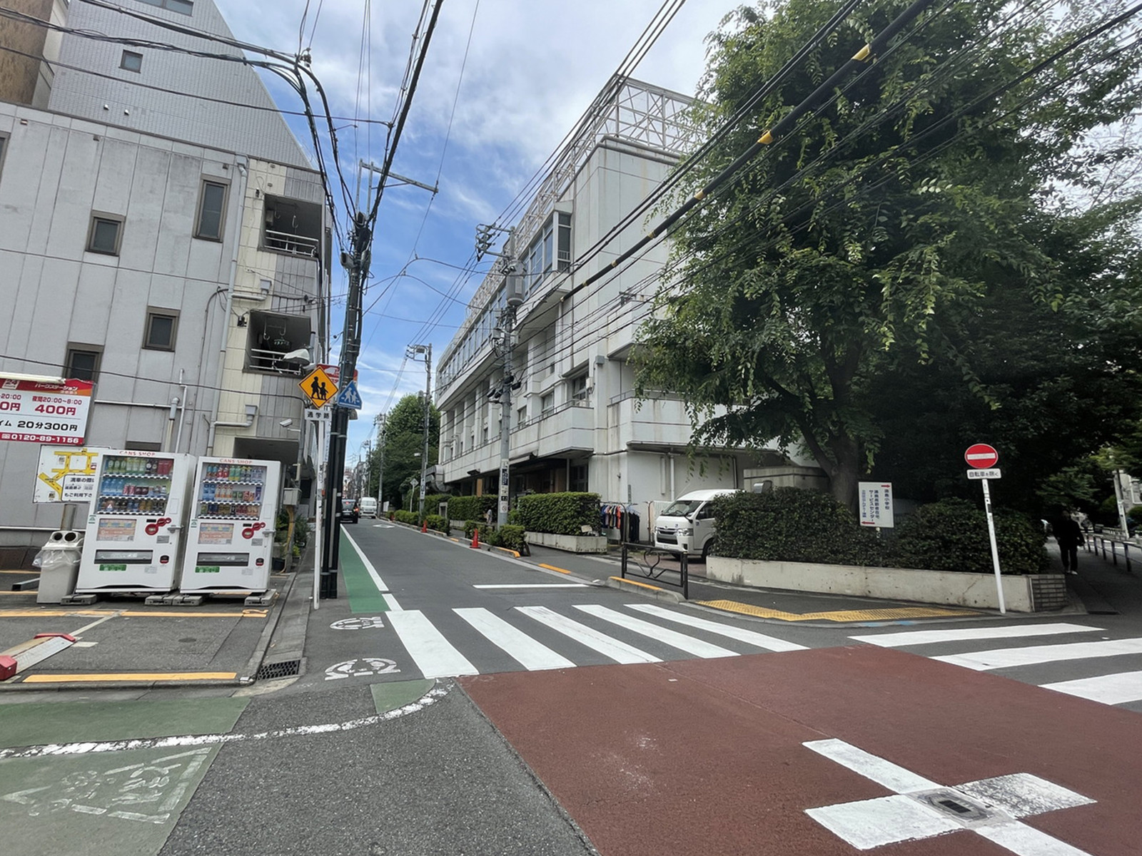 湯島三友ビル前面の通り