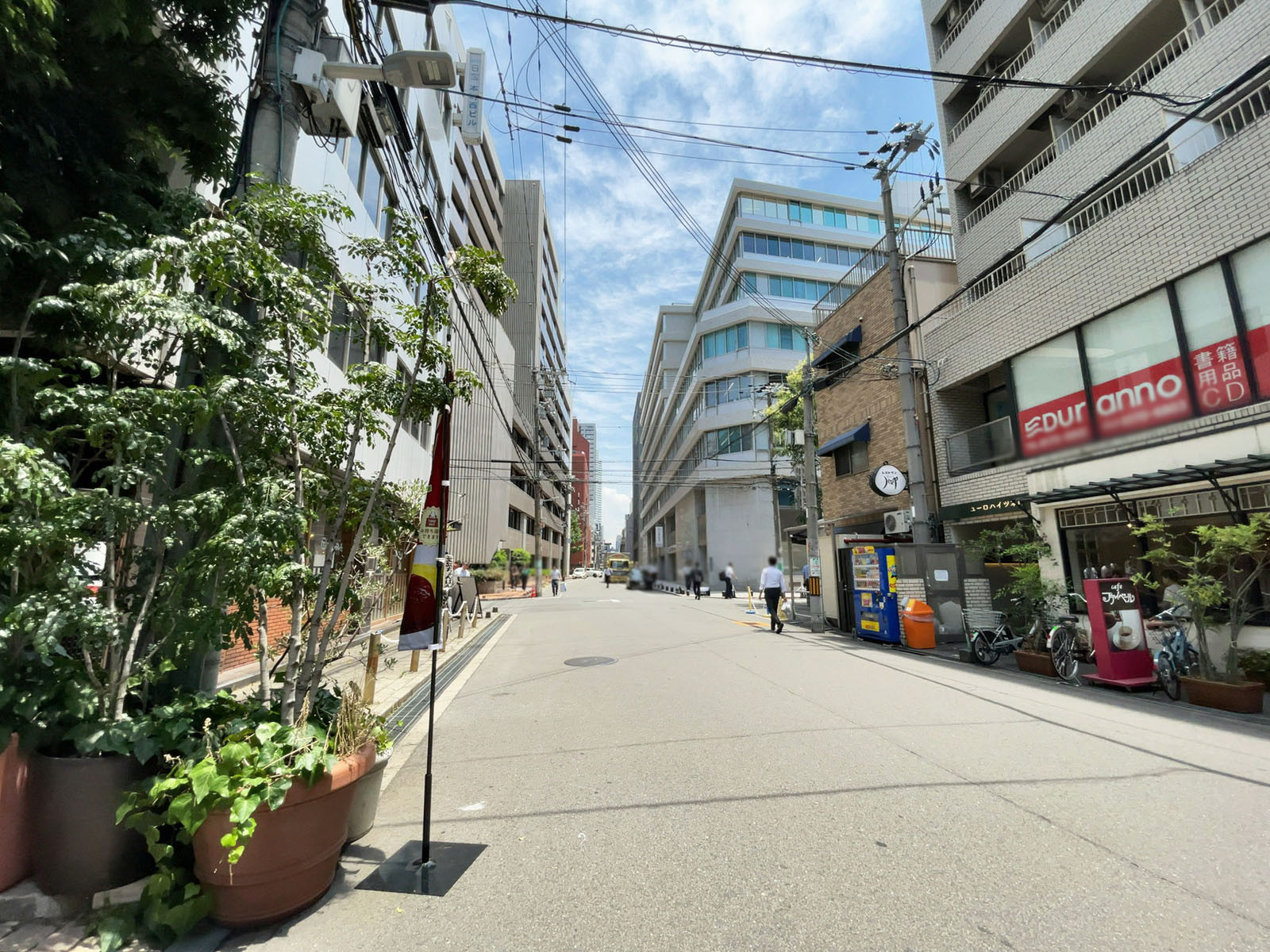 VORT御堂筋本町ビル前面の通り