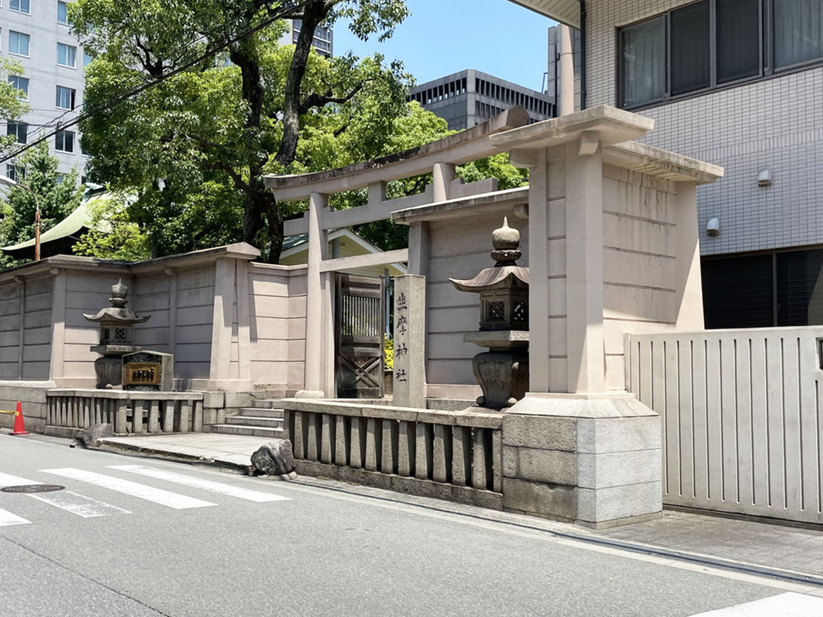 近くの坐摩神社