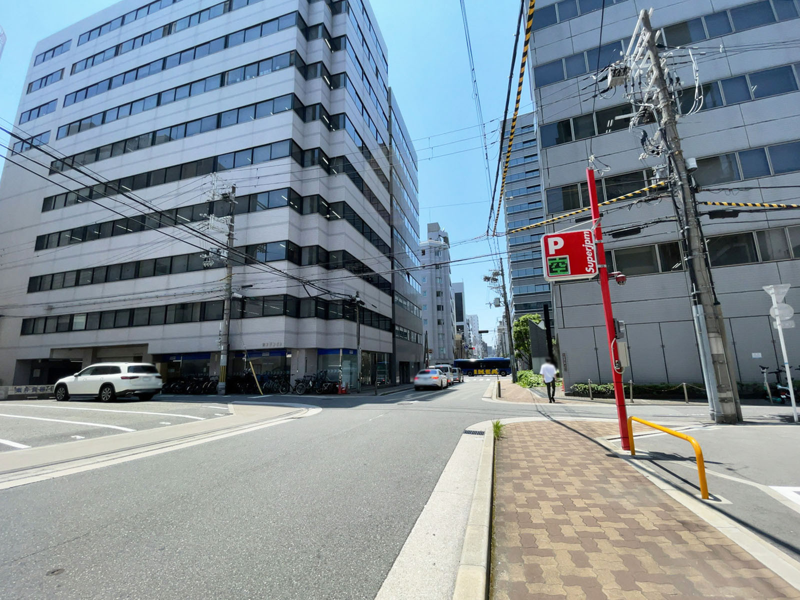 本町岡村ビル前面の通り