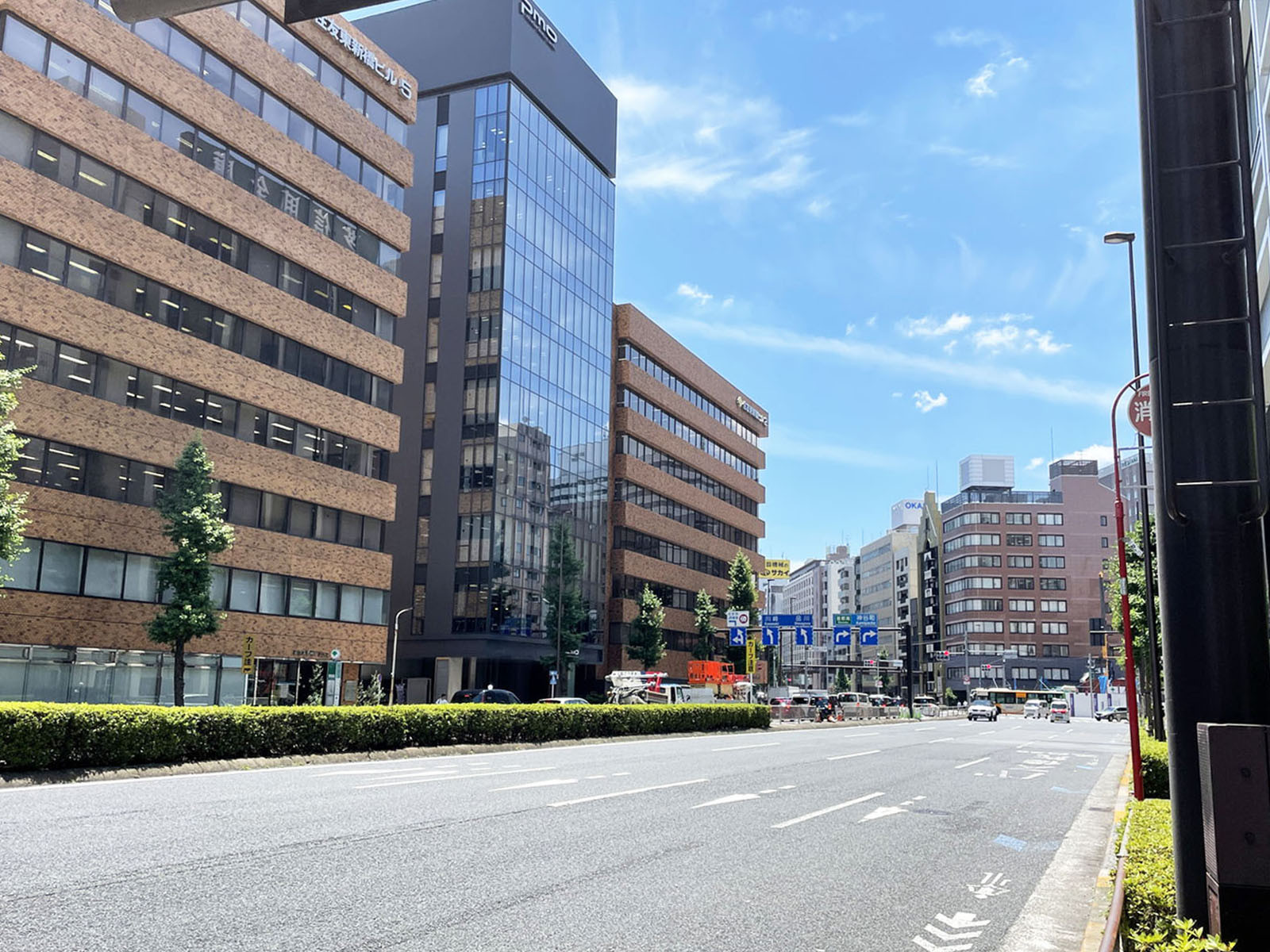 新橋六丁目ビル前面の第一京浜