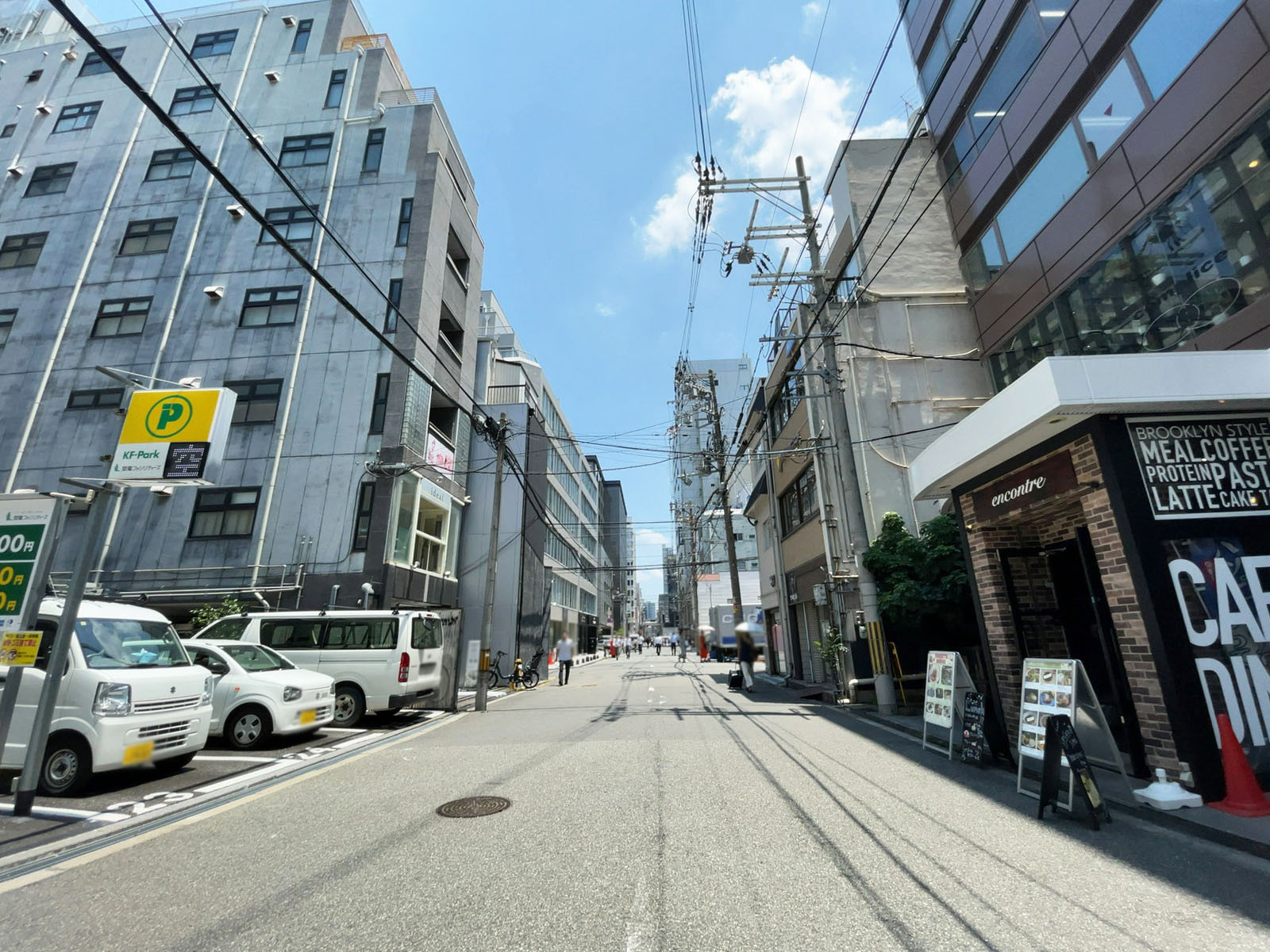 現代心斎橋ビル前面の通り