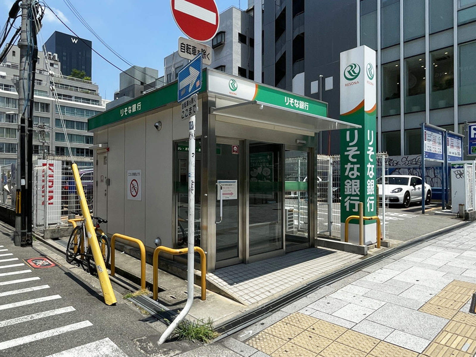 同じ通りにあるりそな銀行 ATM 心斎橋出張所