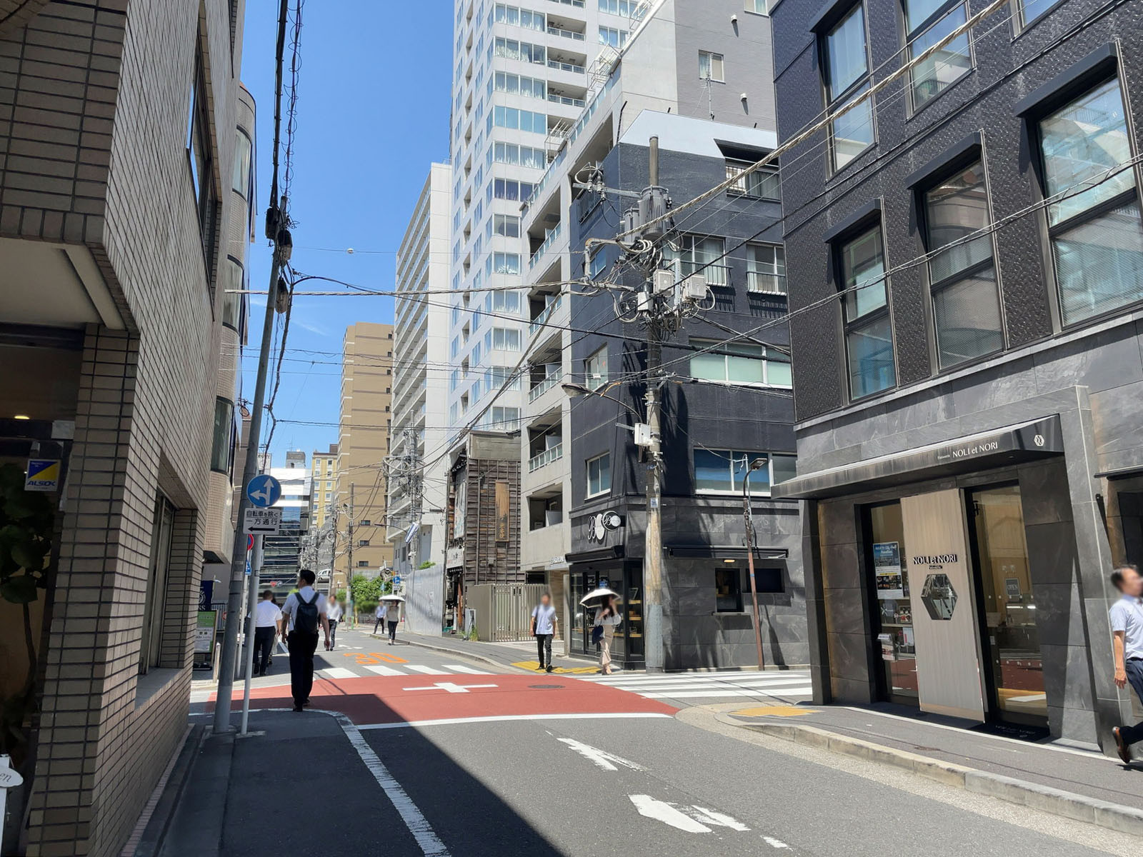 三和フォワーディングビル前面の通り