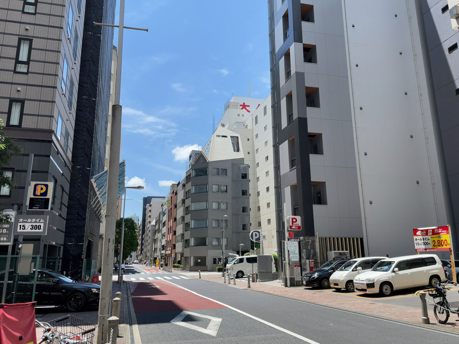 日建岩田ビル前面の通り
