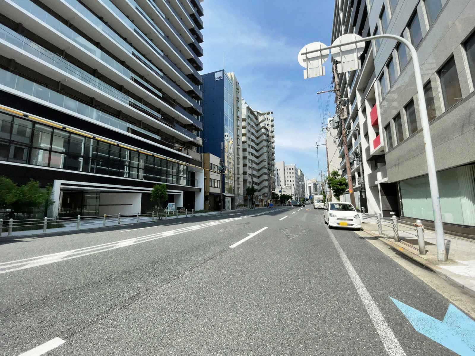 イーストエンドビル前面の通り
