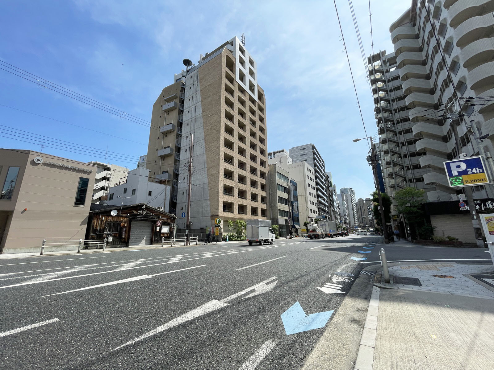 コスモ西本町ビル前面の通り