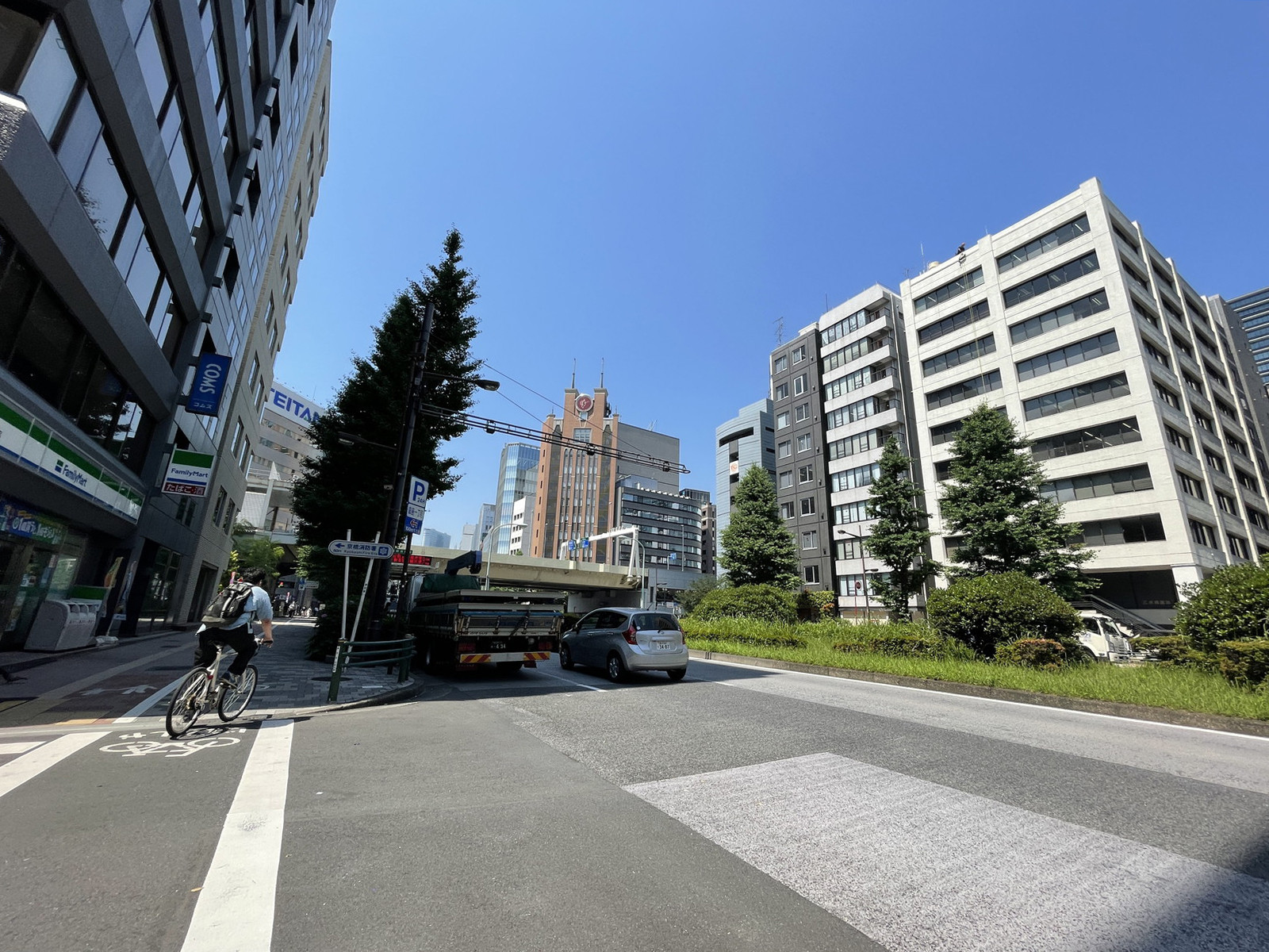 エコー京橋ビル前面の通り