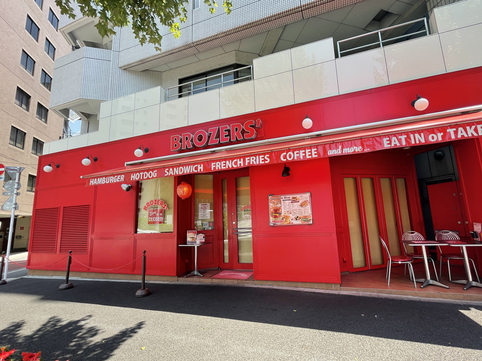 徒歩圏内には飲食店が点在