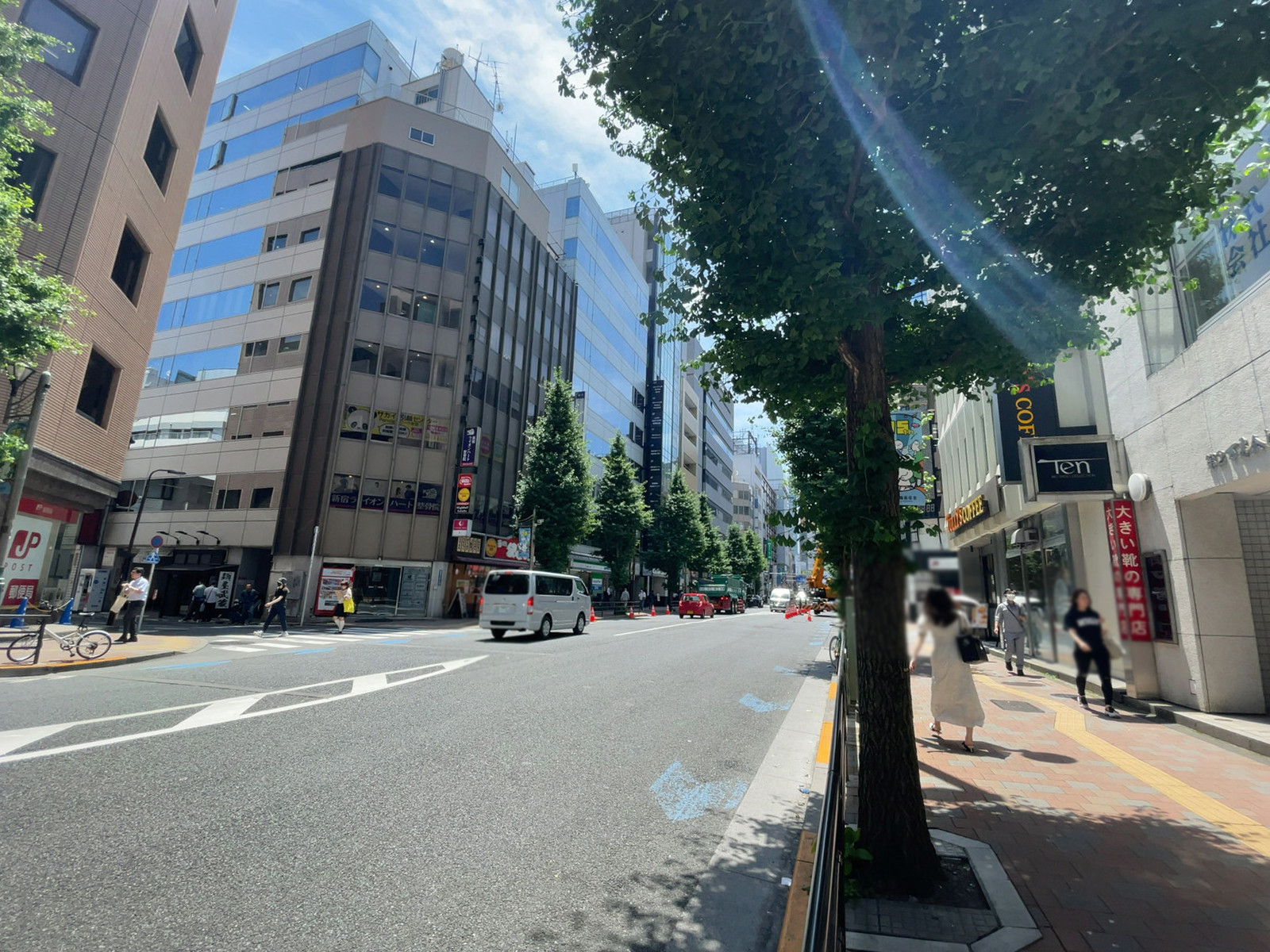 昇立西新宿ビル前面の通り