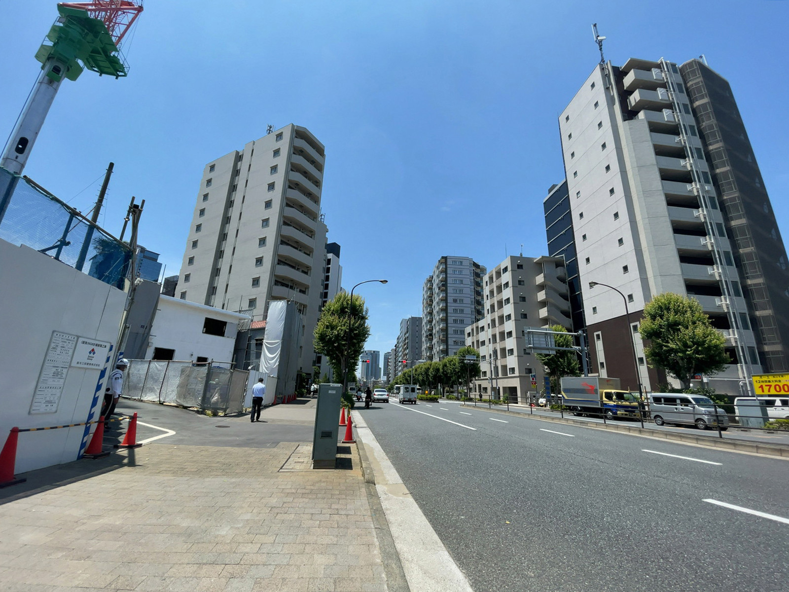 近くの新宿税務署通り