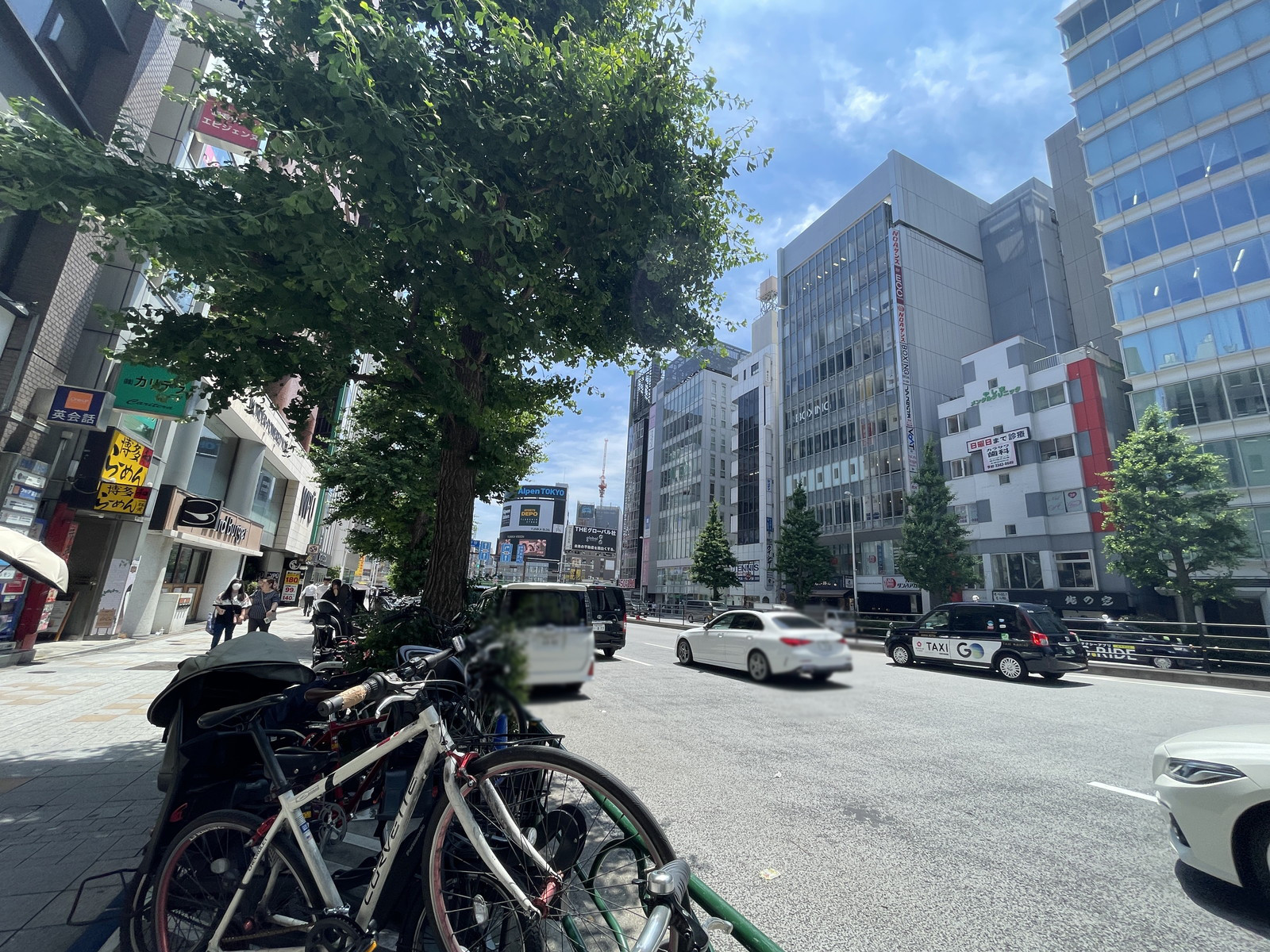 西新宿小林ビル前面の通り