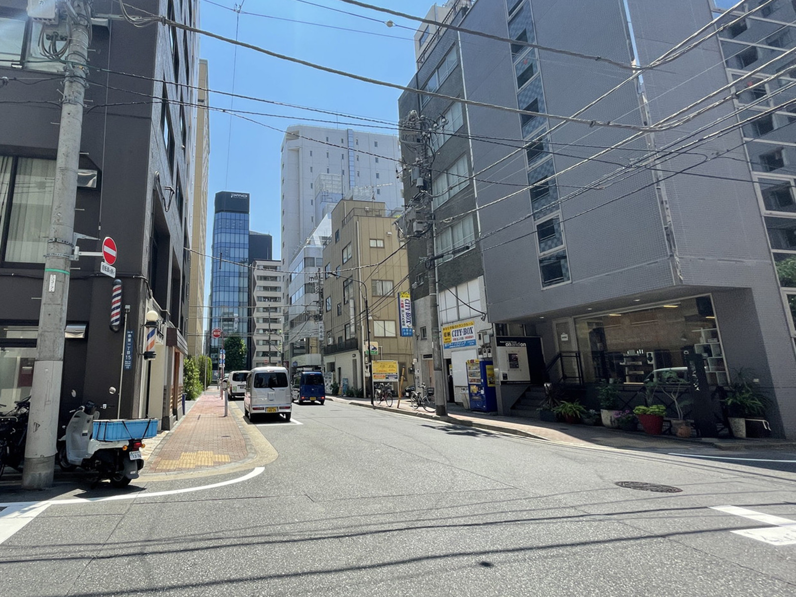 新富アネックス前面の通り