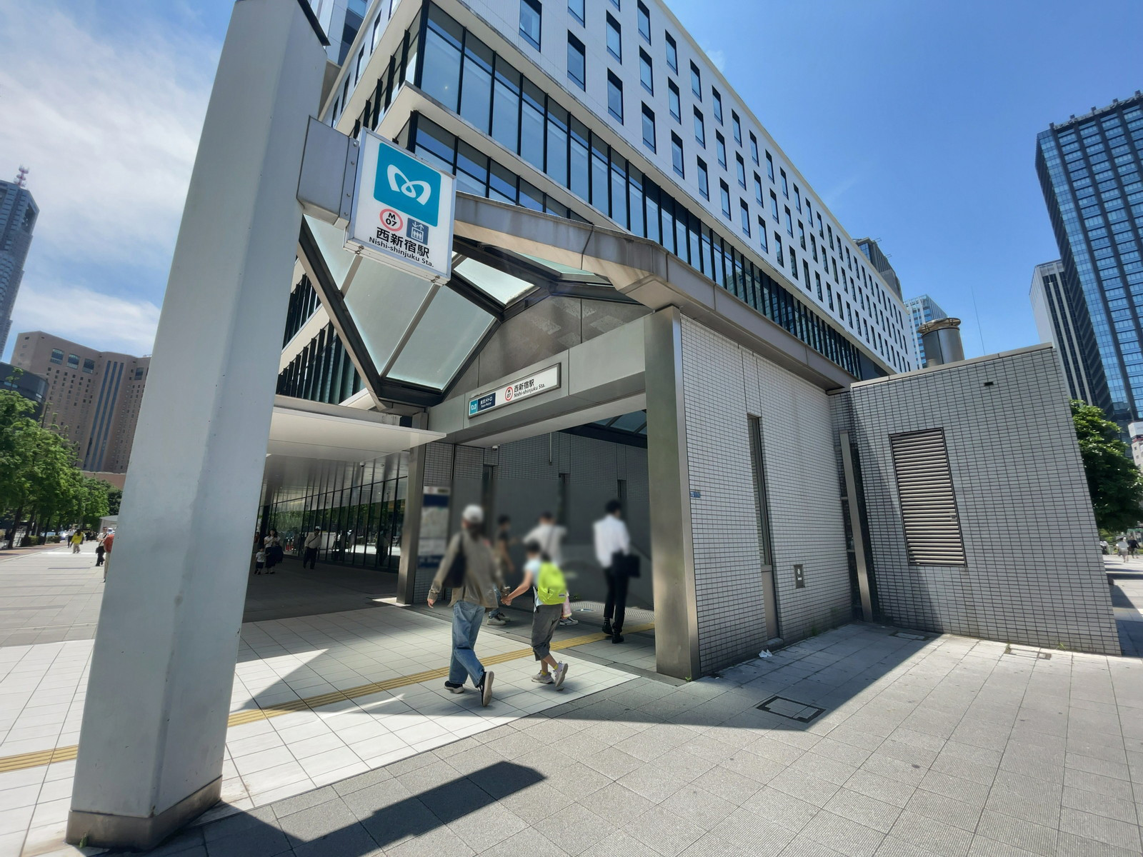 最寄りの「西新宿駅」