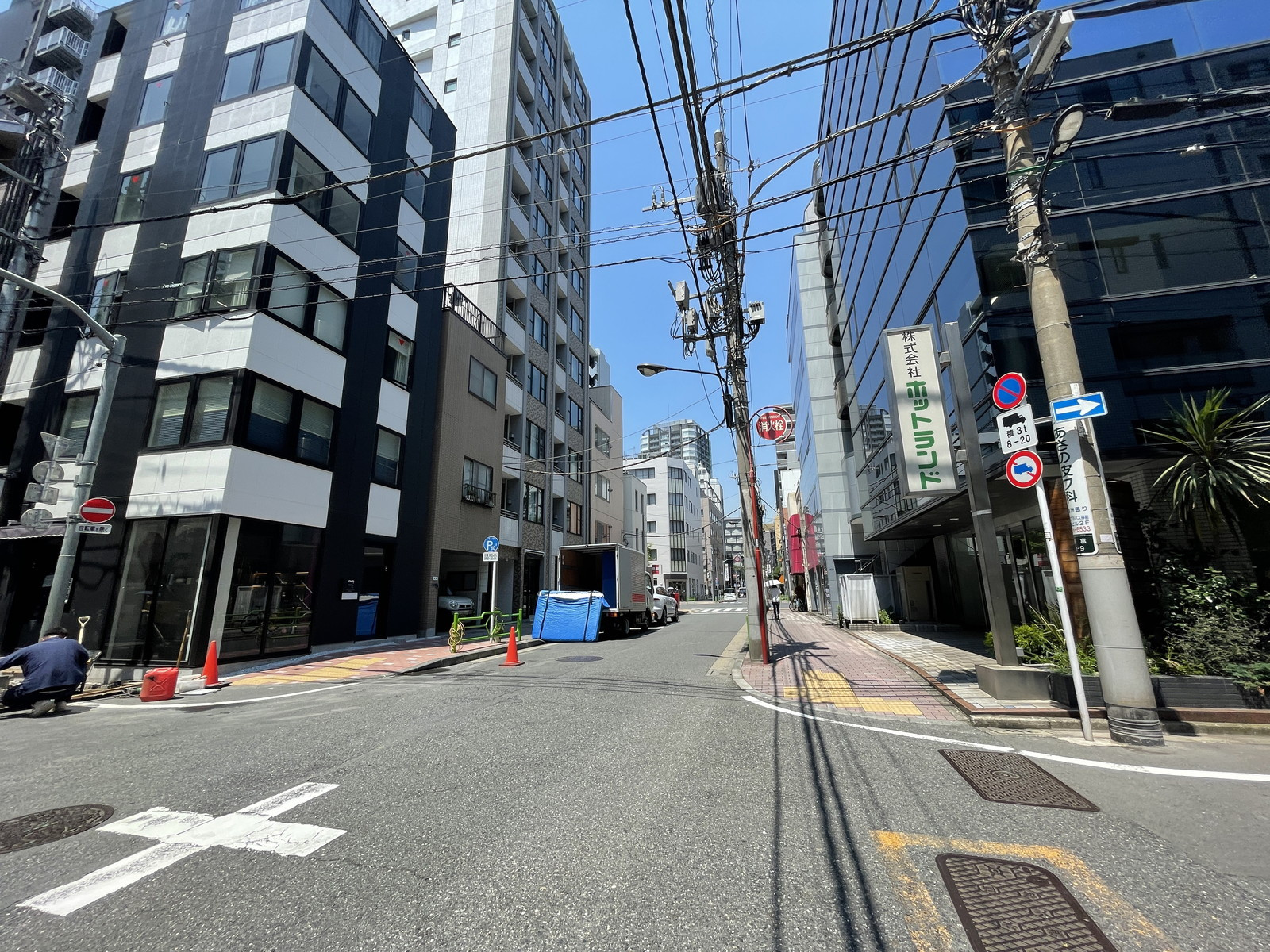 上藤商事ビル前面の通り